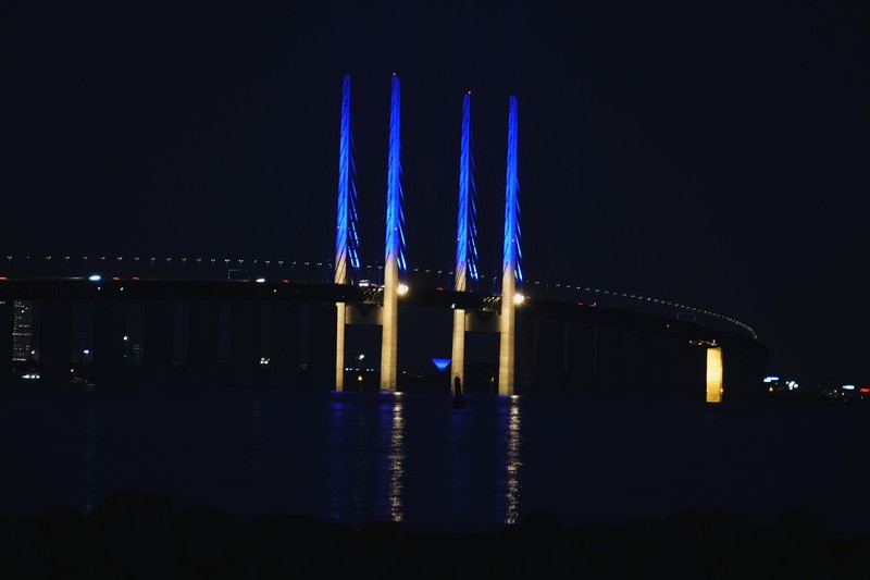 Gedung Opera berwarna bendera ukraina di Sydney, Australia Seorang pria berlari di sepanjang trotoar di seberang Gedung Opera yang diterangi dengan warna bendera nasional Ukraina sebagai dukungan solidaritas atas invasi Rusia di Sydney, Australia, Senin (28/2/2022). (AP Photo /Mark Baker)