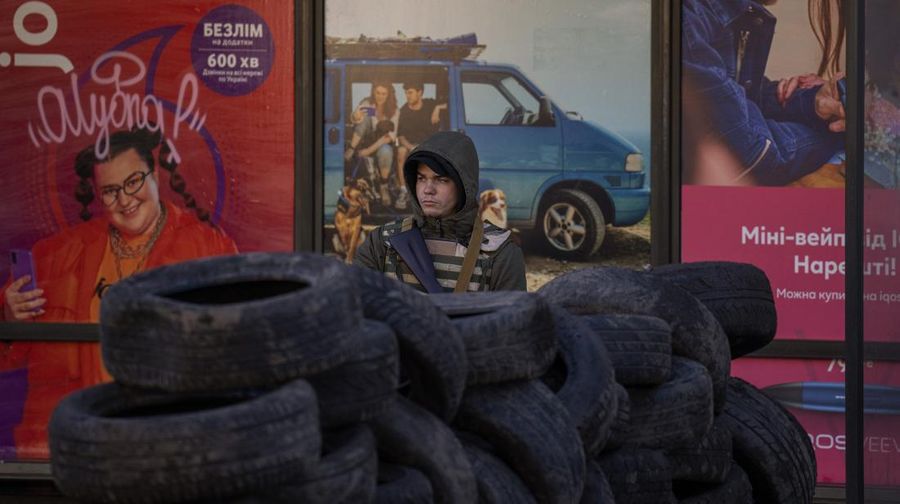 Seorang petugas pertahanan sipil berjaga di sebuah pos pemeriksaan di Kyiv, Ukraina, Sabtu (26/2/2022). (AP Photo/Emilio Morenatti)