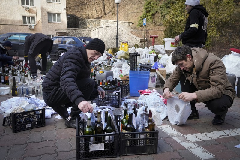 Anggota pertahanan sipil bersenjata berpose untuk foto saat berpatroli di jalan yang kosong karena jam malam di Kyiv, Ukraina,  Minggu (27/2/2022).  (AP Photo/Efrem Lukatsky)