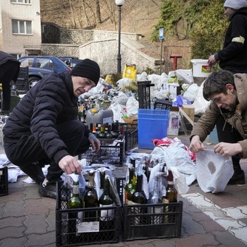 Potret Terbaru Ukraina, Warga Pegang Senjata-Buat Bom Molotov