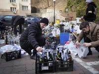 Potret Terbaru Ukraina, Warga Pegang Senjata-Buat Bom Molotov