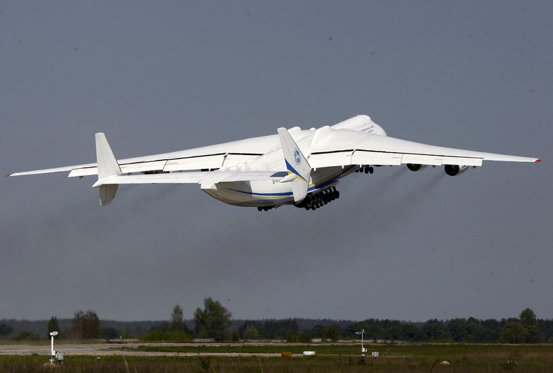 Pesawat Antonov An-225 Mriya The world's largest airplane, Ukrainian Antonov An-225 Mriya takes off at the airport near Hostomel near Kiev , Ukraine, Tuesday, May 10, 2016. The An-225 departed its home base at Hostomel and flew to Prague, Czech Republic, where it will be loaded with the massive 130-tonne generator and will fly onto Perth, Australia. (AP Photo/Sergei Chuzavkov)