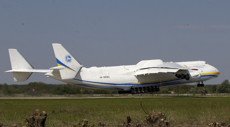 Pesawat Antonov An-225 Mriya The world's largest airplane, Ukrainian Antonov An-225 Mriya takes off at the airport near Hostomel near Kiev , Ukraine, Tuesday, May 10, 2016. The An-225 departed its home base at Hostomel and flew to Prague, Czech Republic, where it will be loaded with the massive 130-tonne generator and will fly onto Perth, Australia. (AP Photo/Sergei Chuzavkov)