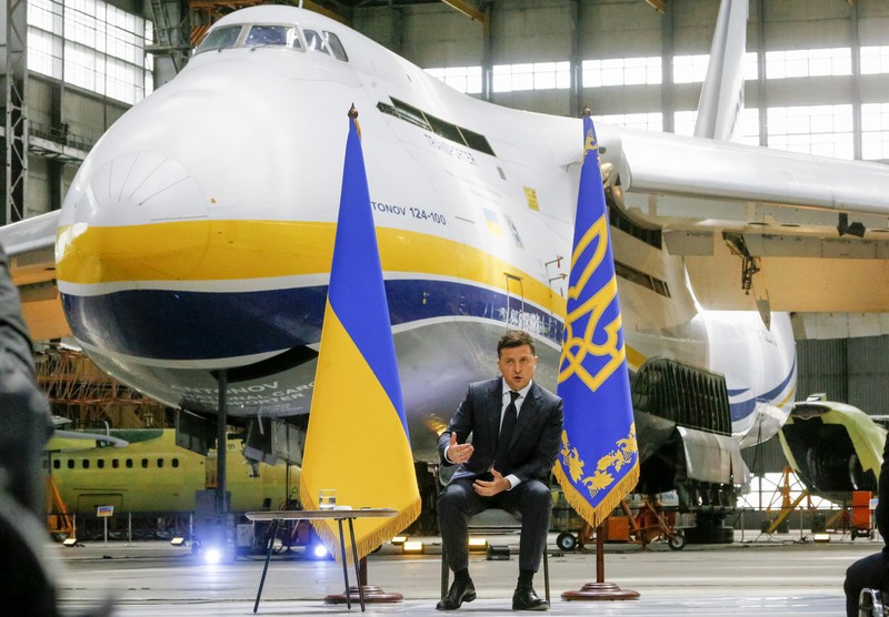 Pesawat Antonov An-225 Mriya The world's largest airplane, Ukrainian Antonov An-225 Mriya takes off at the airport near Hostomel near Kiev , Ukraine, Tuesday, May 10, 2016. The An-225 departed its home base at Hostomel and flew to Prague, Czech Republic, where it will be loaded with the massive 130-tonne generator and will fly onto Perth, Australia. (AP Photo/Sergei Chuzavkov)