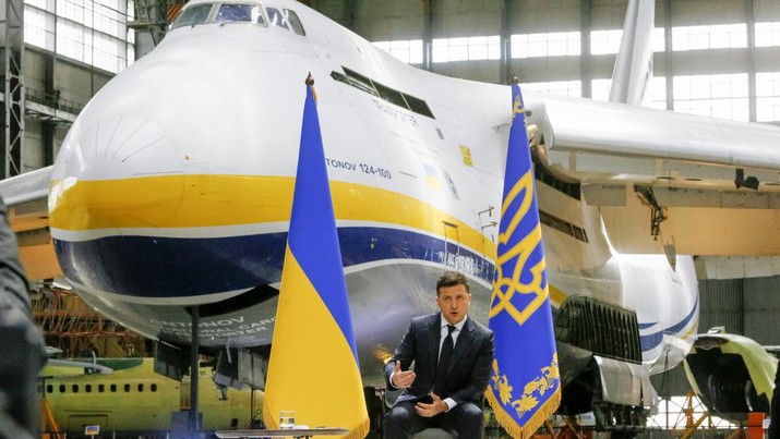 Pesawat Antonov An-225 Mriya Presiden Ukraina Volodymyr Zelenskyy saat konfrensi pers di depan pesawat Antonov An-225 Mriya Ukraina di pabrik pesawat Antonov di Kyiv, Ukraina, Kamis (20/5/2021). (AP Photo/Efrem Lukatsky)