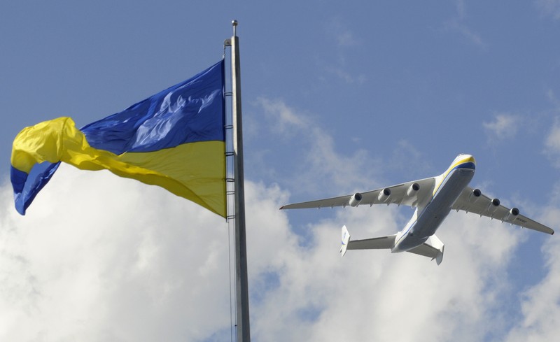 Pesawat Antonov An-225 Mriya The world's largest airplane, Ukrainian Antonov An-225 Mriya takes off at the airport near Hostomel near Kiev , Ukraine, Tuesday, May 10, 2016. The An-225 departed its home base at Hostomel and flew to Prague, Czech Republic, where it will be loaded with the massive 130-tonne generator and will fly onto Perth, Australia. (AP Photo/Sergei Chuzavkov)