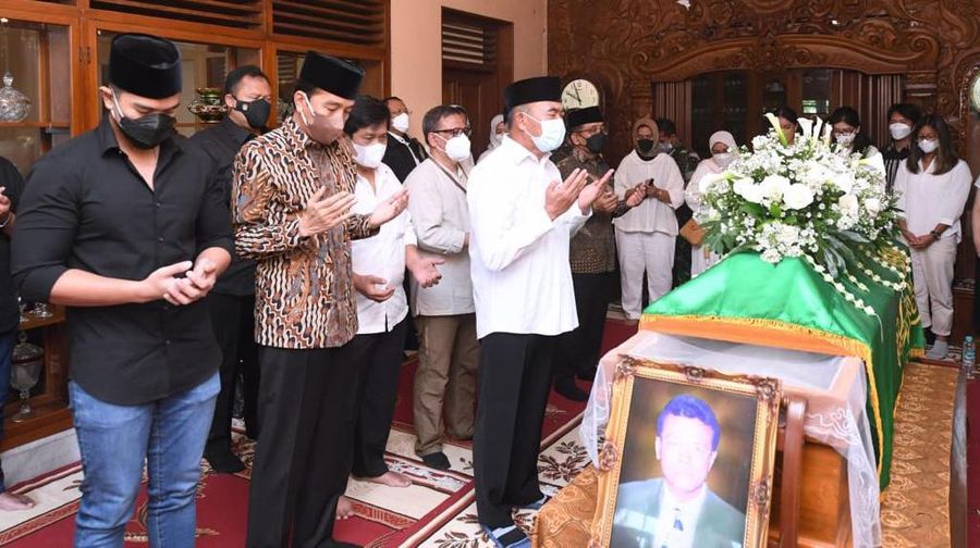 Presiden Joko Widodo bertakziah ke rumah duka almarhum pakdenya, Miyono Suryosardjono, di Kota Surakarta, pada Senin, 28 Februari 2022. (Foto: Lukas - Biro Pers Sekretariat Presiden)