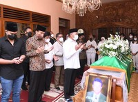 Pergi ke Surakarta, Jokowi Takziah ke Almarhum Pakdenya