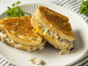 Resep Sandwich Tuna Melt Buat Sarapan yang Ngenyangin