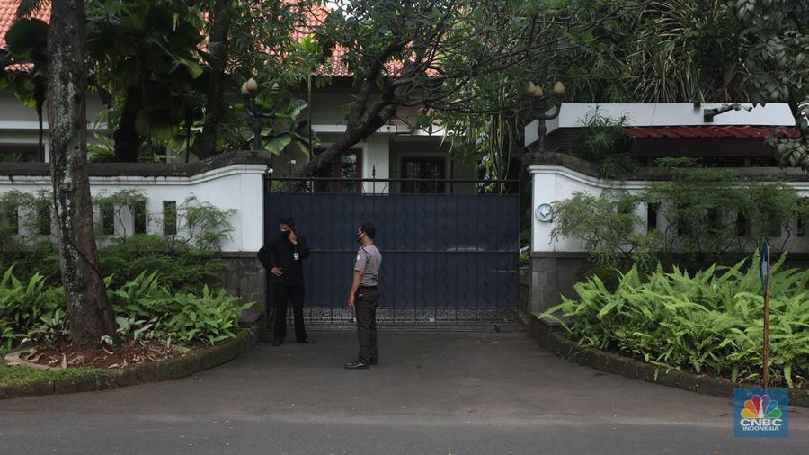 Suasana rumah duka pengusaha nasional sekaligus pemilik PT Medo Energi Internasional Tbk Arifin Panigoro di Griya Jenggala , Jl. Jenggala 1 No. 2, Senin (28/2/2022). (CNBC Indonesia/ Andrean Kristianto)