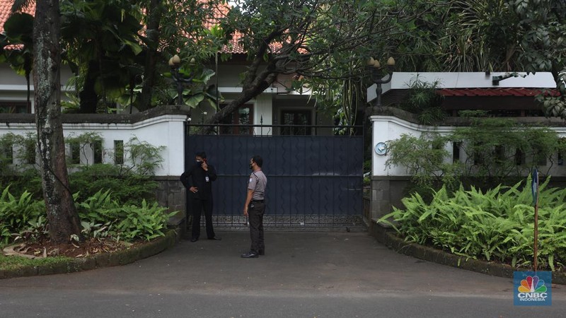 Suasana rumah duka pengusaha nasional sekaligus pemilik PT Medo Energi Internasional Tbk Arifin Panigoro di Griya Jenggala , Jl. Jenggala 1 No. 2, Senin (28/2/2022). (CNBC Indonesia/ Andrean Kristianto)