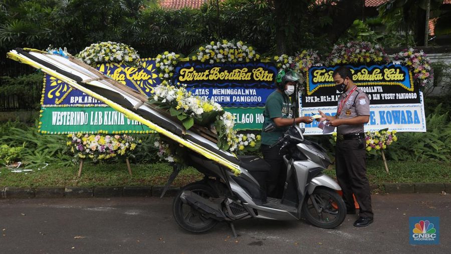 Suasana rumah duka pengusaha nasional sekaligus pemilik PT Medo Energi Internasional Tbk Arifin Panigoro di Griya Jenggala , Jl. Jenggala 1 No. 2, Senin (28/2/2022). (CNBC Indonesia/ Andrean Kristianto)