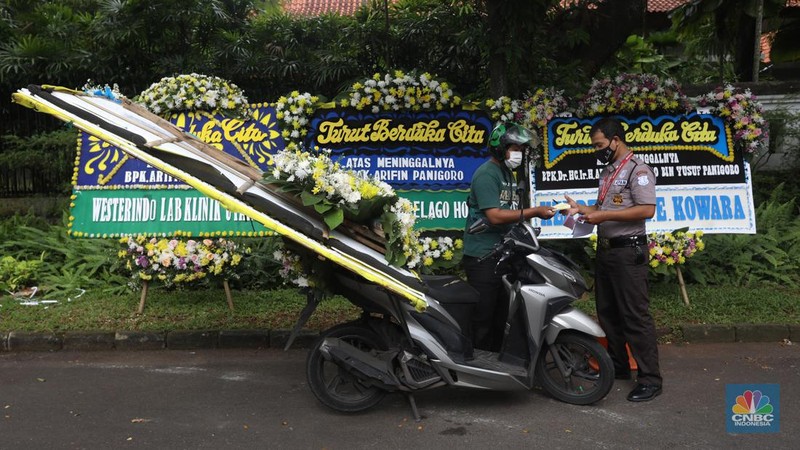 Suasana rumah duka pengusaha nasional sekaligus pemilik PT Medo Energi Internasional Tbk Arifin Panigoro di Griya Jenggala , Jl. Jenggala 1 No. 2, Senin (28/2/2022). (CNBC Indonesia/ Andrean Kristianto)
