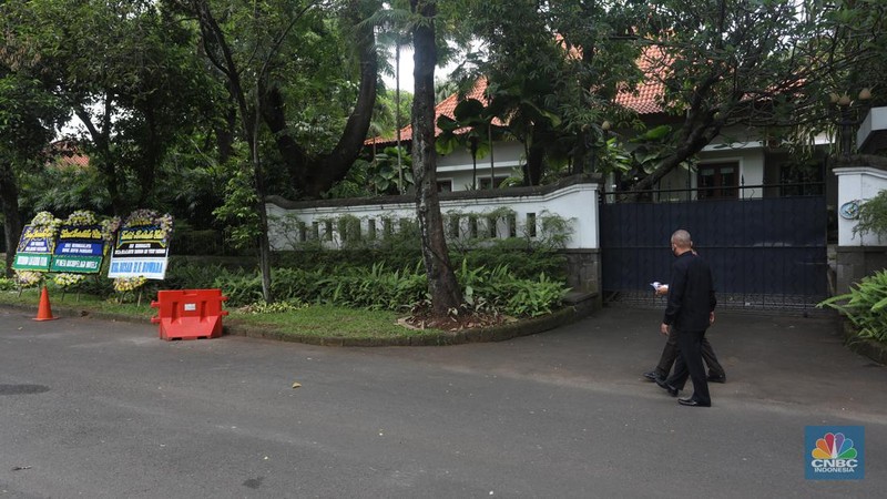 Suasana rumah duka pengusaha nasional sekaligus pemilik PT Medo Energi Internasional Tbk Arifin Panigoro di Griya Jenggala , Jl. Jenggala 1 No. 2, Senin (28/2/2022). (CNBC Indonesia/ Andrean Kristianto)