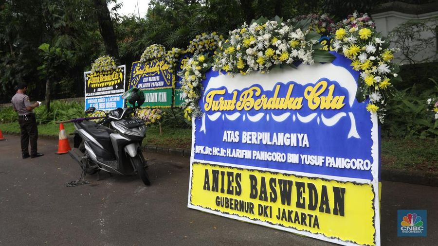 Suasana rumah duka pengusaha nasional sekaligus pemilik PT Medo Energi Internasional Tbk Arifin Panigoro di Griya Jenggala , Jl. Jenggala 1 No. 2, Senin (28/2/2022). (CNBC Indonesia/ Andrean Kristianto)