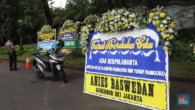 Suasana rumah duka pengusaha nasional sekaligus pemilik PT Medo Energi Internasional Tbk Arifin Panigoro di Griya Jenggala , Jl. Jenggala 1 No. 2, Senin (28/2/2022). (CNBC Indonesia/ Andrean Kristianto)