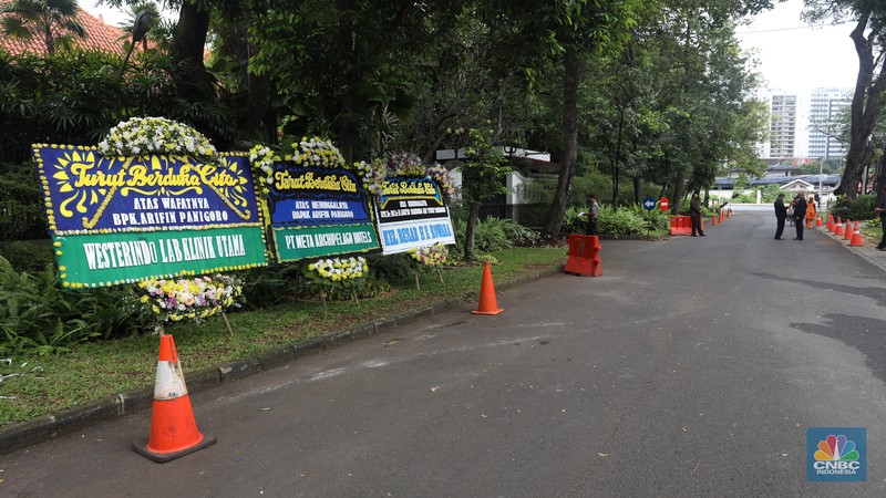 Suasana rumah duka pengusaha nasional sekaligus pemilik PT Medo Energi Internasional Tbk Arifin Panigoro di Griya Jenggala , Jl. Jenggala 1 No. 2, Senin (28/2/2022). (CNBC Indonesia/ Andrean Kristianto)