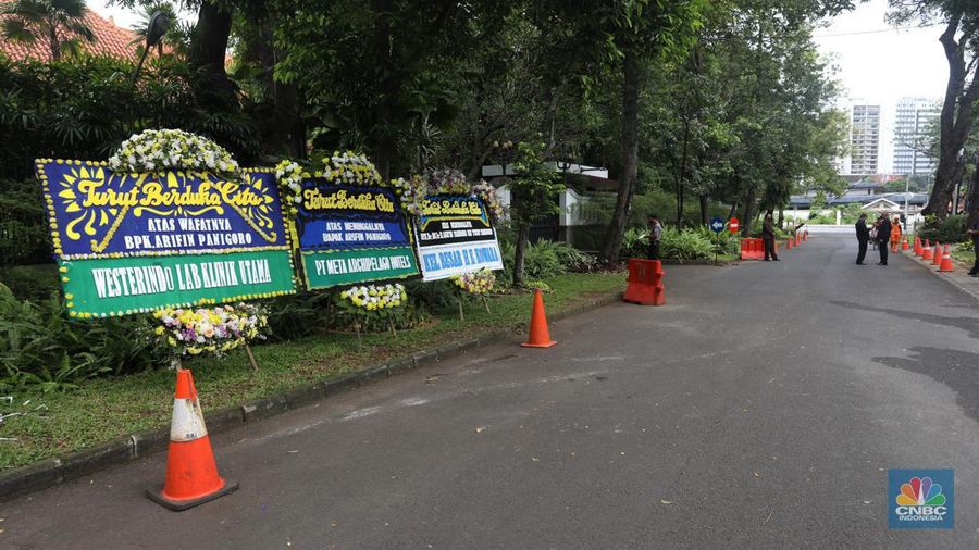 Suasana rumah duka pengusaha nasional sekaligus pemilik PT Medo Energi Internasional Tbk Arifin Panigoro di Griya Jenggala , Jl. Jenggala 1 No. 2, Senin (28/2/2022). (CNBC Indonesia/ Andrean Kristianto)