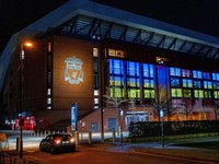 Anfield Hingga Eiffel Nyalakan Lampu Warna Bendera Ukraina