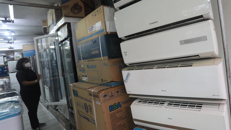 Calon pembeli melihat AC yang dijual di salah satu ruko di kawasan Glodok Jaya, Jakarta, Selasa (1/3/2022). (CNBC Indonesia/Andrean Kristianto)