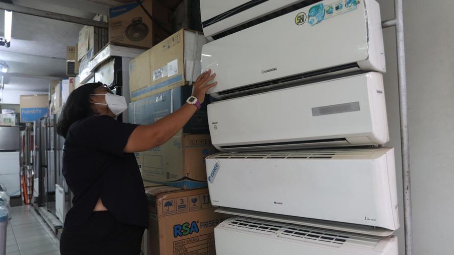 Calon pembeli melihat AC yang dijual di salah satu ruko di kawasan Glodok Jaya, Jakarta, Selasa (1/3/2022). (վ/Andrean Kristianto)
