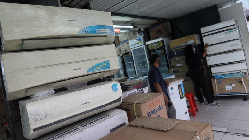 Calon pembeli melihat AC yang dijual di salah satu ruko di kawasan Glodok Jaya, Jakarta, Selasa (1/3/2022). (CNBC Indonesia/Andrean Kristianto)