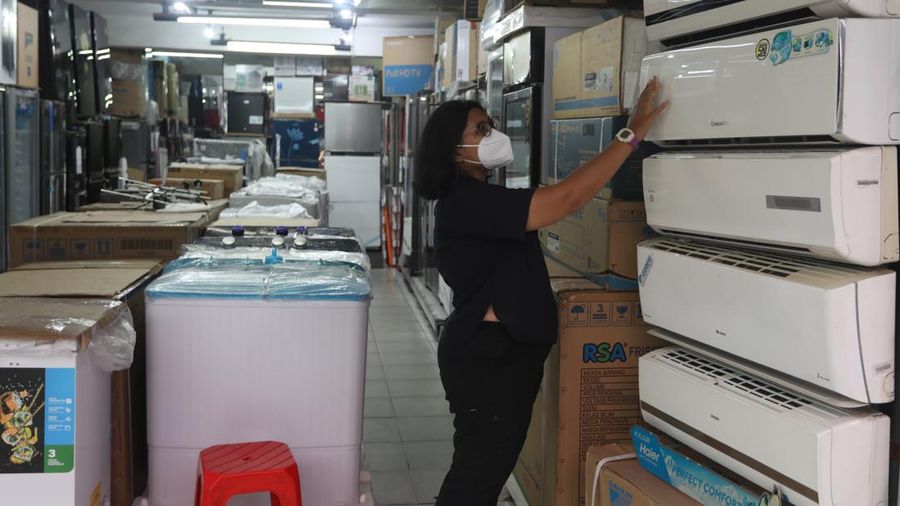 Calon pembeli melihat AC yang dijual di salah satu ruko di kawasan Glodok Jaya, Jakarta, Selasa (1/3/2022). (CNBC Indonesia/Andrean Kristianto)