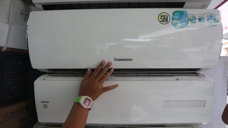 Calon pembeli melihat AC yang dijual di salah satu ruko di kawasan Glodok Jaya, Jakarta, Selasa (1/3/2022). (CNBC Indonesia/Andrean Kristianto)