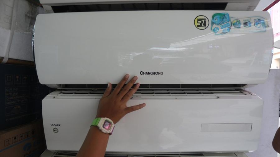 Calon pembeli melihat AC yang dijual di salah satu ruko di kawasan Glodok Jaya, Jakarta, Selasa (1/3/2022). (CNBC Indonesia/Andrean Kristianto)