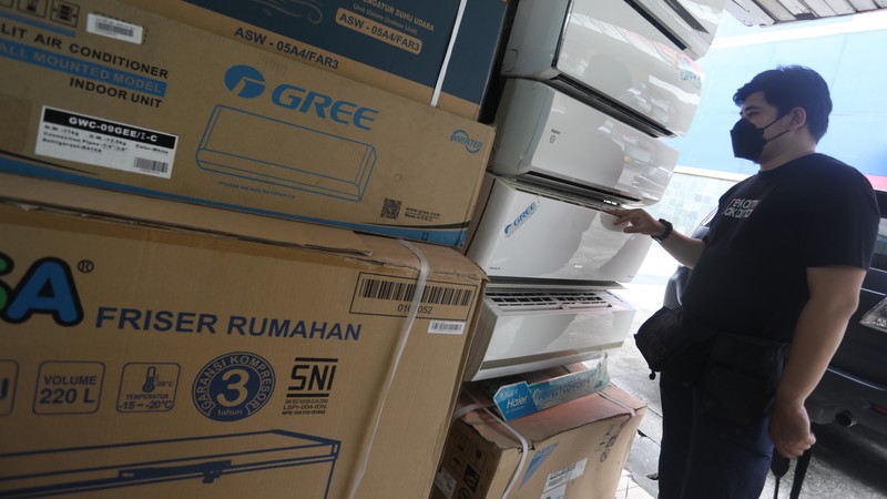 Calon pembeli melihat AC yang dijual di salah satu ruko di kawasan Glodok Jaya, Jakarta, Selasa (1/3/2022). (CNBC Indonesia/Andrean Kristianto) Calon pembeli melihat AC yang dijual di salah satu ruko di kawasan Glodok Jaya, Jakarta, Selasa (1/3/2022). (CNBC Indonesia/Andrean Kristianto)