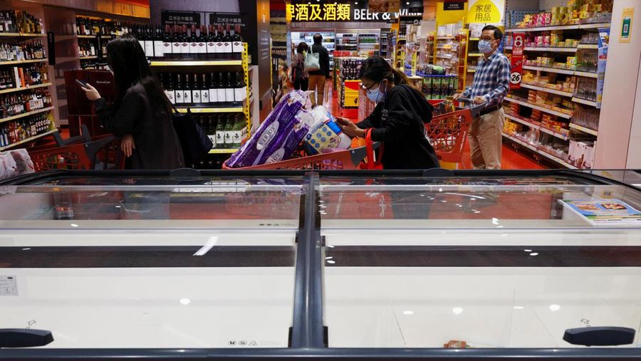 A customer wearing a mask buys fresh meat at a supermarket ahead of mass coronavirus disease (COVID-19) testing in Hong Kong, China March 1, 2022. REUTERS/Tyrone Siu