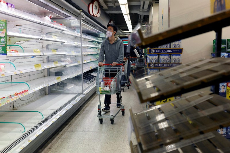 HEALTH-CORONAVIRUS/HONGKONG A customer wearing a mask buys fresh meat at a supermarket ahead of mass coronavirus disease (COVID-19) testing in Hong Kong, China March 1, 2022. REUTERS/Tyrone Siu