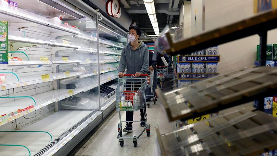 A customer wearing a mask buys fresh meat at a supermarket ahead of mass coronavirus disease (COVID-19) testing in Hong Kong, China March 1, 2022. REUTERS/Tyrone Siu