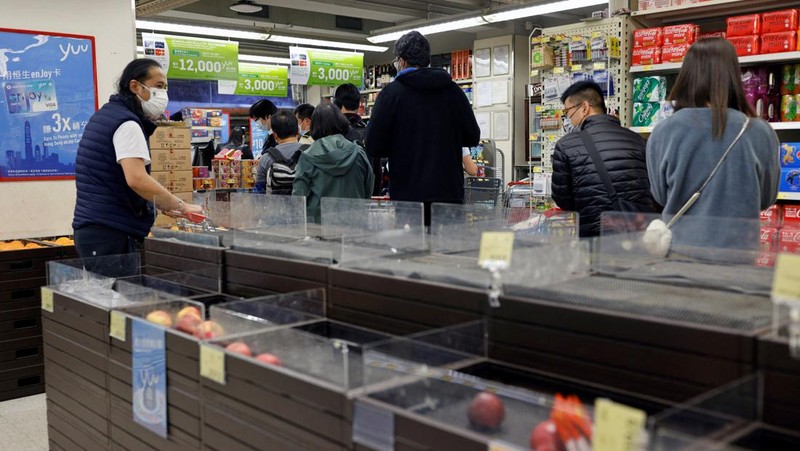 A customer wearing a mask buys fresh meat at a supermarket ahead of mass coronavirus disease (COVID-19) testing in Hong Kong, China March 1, 2022. REUTERS/Tyrone Siu