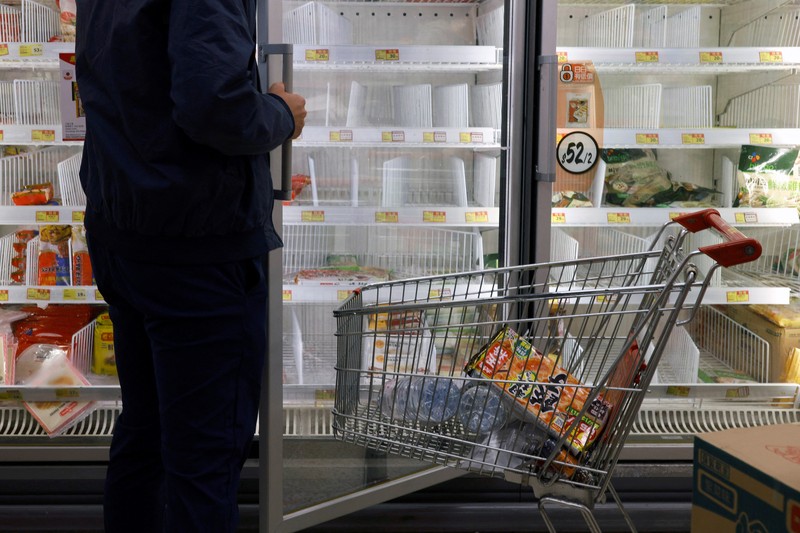 HEALTH-CORONAVIRUS/HONGKONG A customer wearing a mask buys fresh meat at a supermarket ahead of mass coronavirus disease (COVID-19) testing in Hong Kong, China March 1, 2022. REUTERS/Tyrone Siu