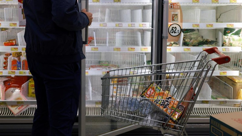 A customer wearing a mask buys fresh meat at a supermarket ahead of mass coronavirus disease (COVID-19) testing in Hong Kong, China March 1, 2022. REUTERS/Tyrone Siu