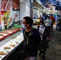 Kasus Covid Melonjak, Hong Kong Batasi Layanan Transportasi