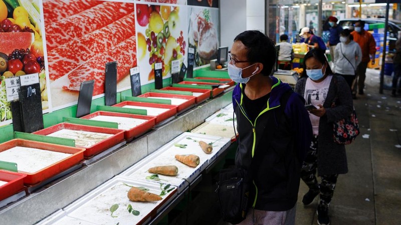 A customer wearing a mask buys fresh meat at a supermarket ahead of mass coronavirus disease (COVID-19) testing in Hong Kong, China March 1, 2022. REUTERS/Tyrone Siu