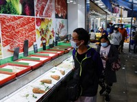 Kasus Covid Melonjak, Hong Kong Batasi Layanan Transportasi