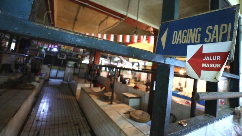 Pedagang Daging Sapi Mogok (CNBC Indonesia/Tri Susilo)