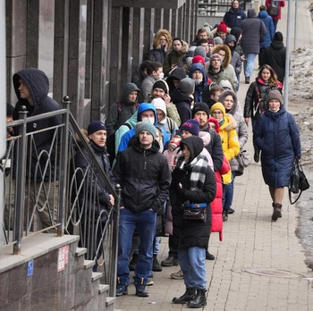 Potret Rusia Terbaru, Ramai-ramai Warga Tarik Uang di ATM
