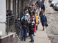 Potret Rusia Terbaru, Ramai-ramai Warga Tarik Uang di ATM
