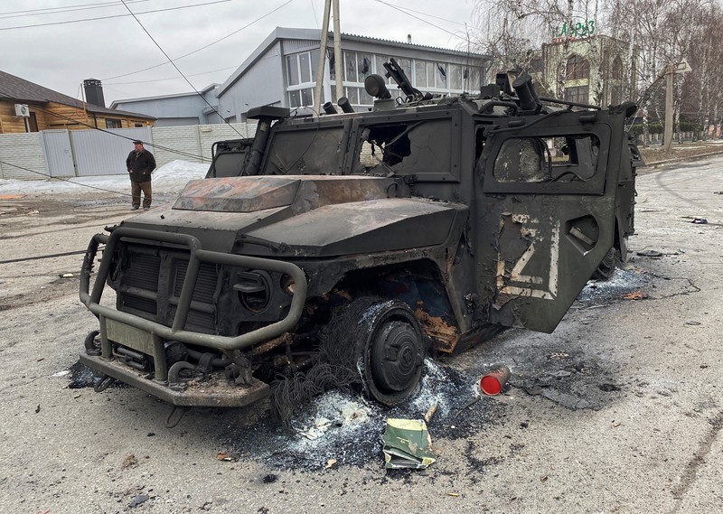 UKRAINE-CRISIS/ A view shows a destroyed Russian Army all-terrain infantry mobility vehicle Tigr-M (Tiger) on a road in Kharkiv, Ukraine February 28, 2022. REUTERS/Vitaliy Gnidyi