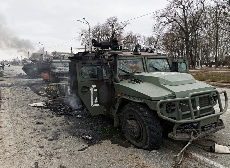 UKRAINE-CRISIS/ A view shows a destroyed Russian Army all-terrain infantry mobility vehicle Tigr-M (Tiger) on a road in Kharkiv, Ukraine February 28, 2022. REUTERS/Vitaliy Gnidyi