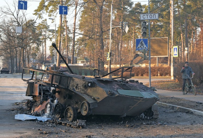 UKRAINE-CRISIS/BUCHA-AFTERMATH A view shows a destroyed bridge, as Russia's invasion of Ukraine continues, near the town of Bucha in the Kyiv region, Ukraine February 28, 2022. REUTERS/Maksim Levin