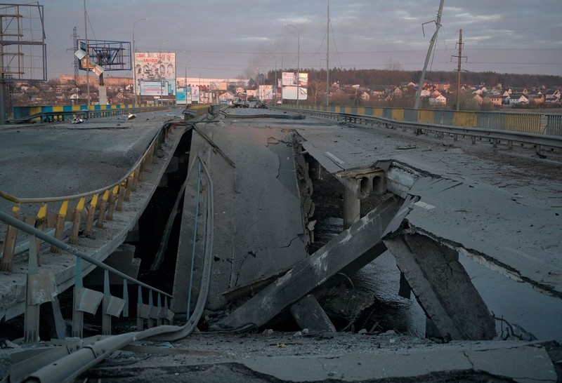 UKRAINE-CRISIS/BUCHA-AFTERMATH A view shows a destroyed bridge, as Russia's invasion of Ukraine continues, near the town of Bucha in the Kyiv region, Ukraine February 28, 2022. REUTERS/Maksim Levin