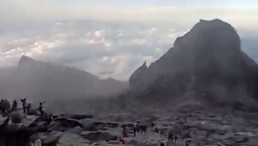 Gunung Kinabalu (Tangkapan Layar Video via Twitter)