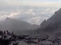 Heboh Hujan Salju Turun di Malaysia, Tanda-tanda Apa Ini?