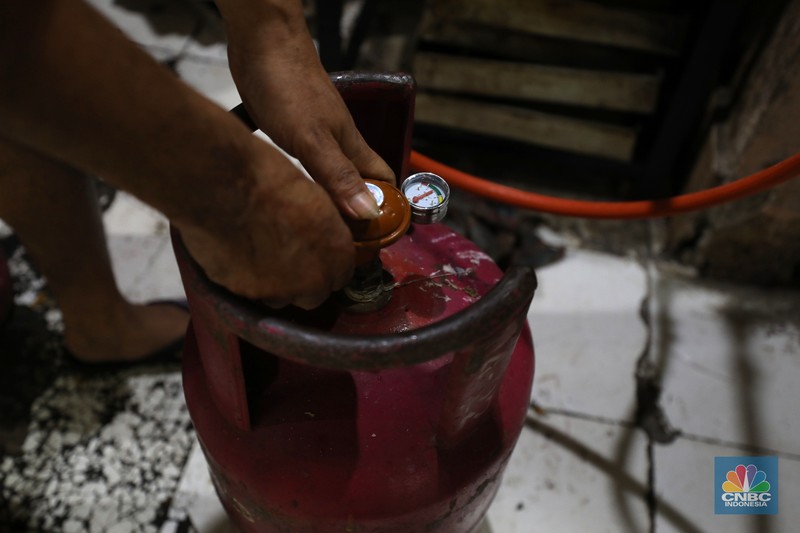 Jahidin (48) menyelesaikan pembuatan roti dipabrik Langgeng Sari Bekery di Kawasan Jakarta, Rabu (2/3/2022). (CNBC Indonesia/Tri Susilo) Jahidin (48) menyelesaikan pembuatan roti dipabrik Langgeng Sari Bekery di Kawasan Jakarta, Rabu (2/3/2022). (CNBC Indonesia/Tri Susilo)