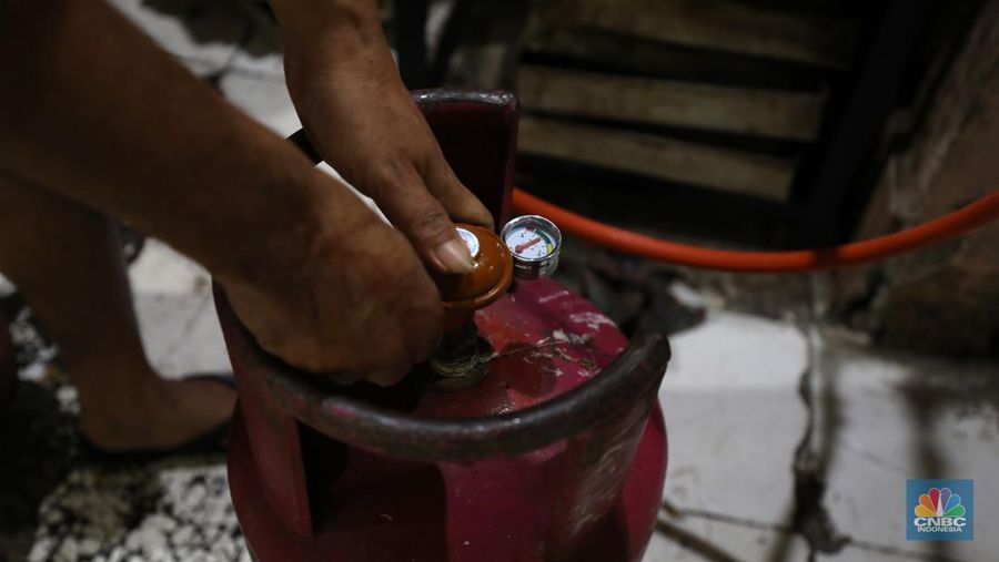 Jahidin (48) menyelesaikan pembuatan roti dipabrik Langgeng Sari Bekery di Kawasan Jakarta, Rabu (2/3/2022).  (CNBC Indonesia/Tri Susilo)